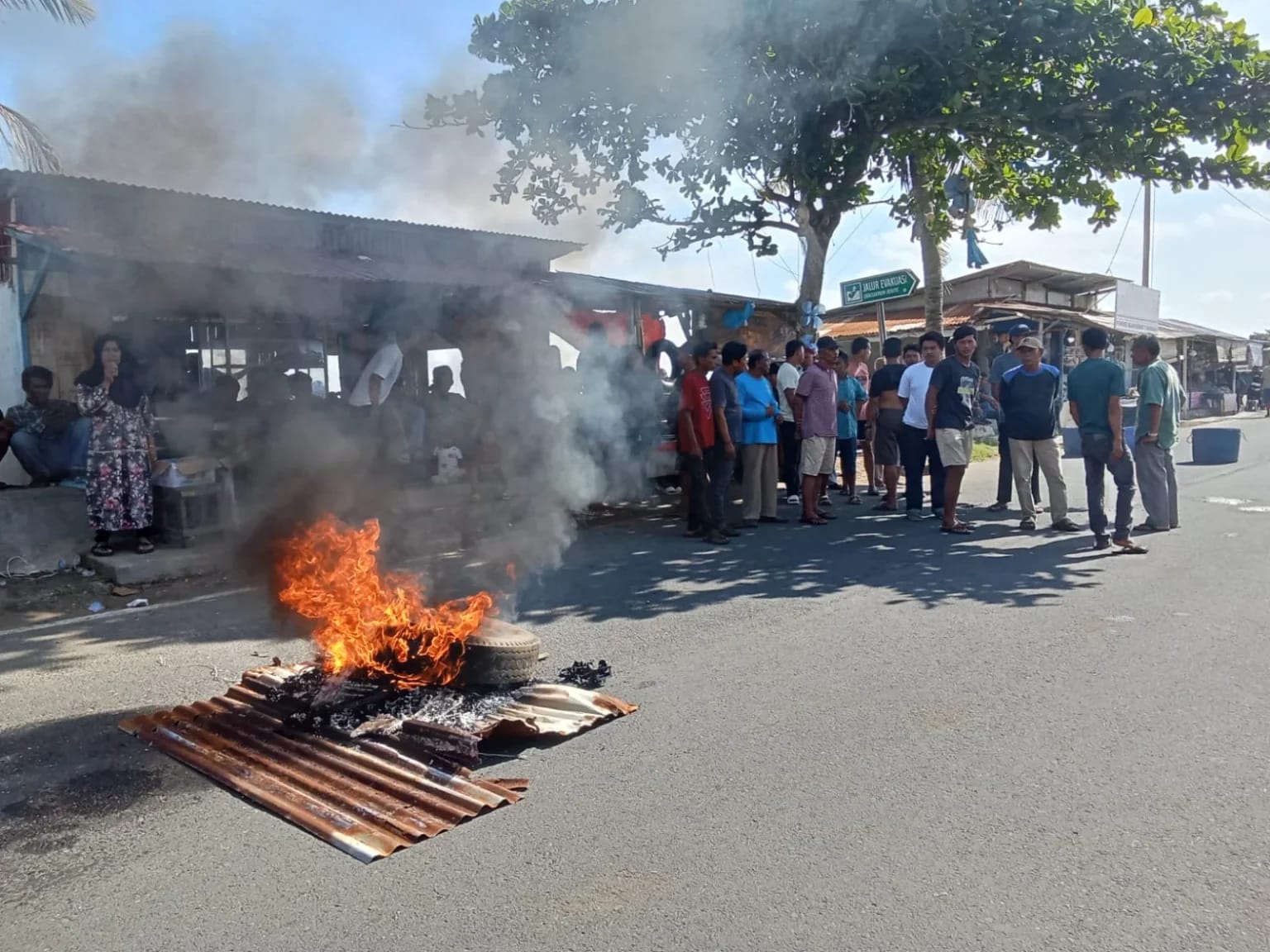 Gegara Solar Sulit, Nelayan Malabero Protes Bakar Ban di Jalan