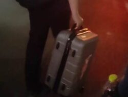 KPK Bawa 3 Koper Dari Rumah Anggota DPRD Kota Bengkulu